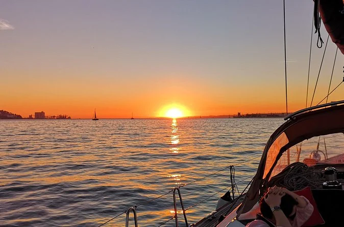 Sortie en yacht de luxe au coucher du soleil avec 2 boissons