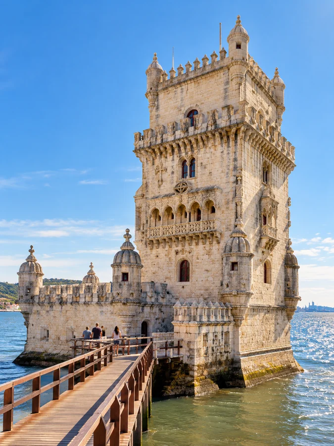 Illustration de la tour de Belém et de sa passerelle en bois par une journée ensoleillée, avec des visiteurs qui s'y rendent