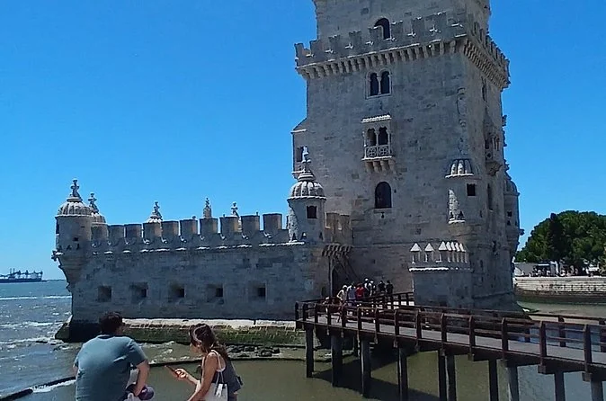 Der Turm von Belém und sein hölzerner Steg unter klarem blauem Himmel