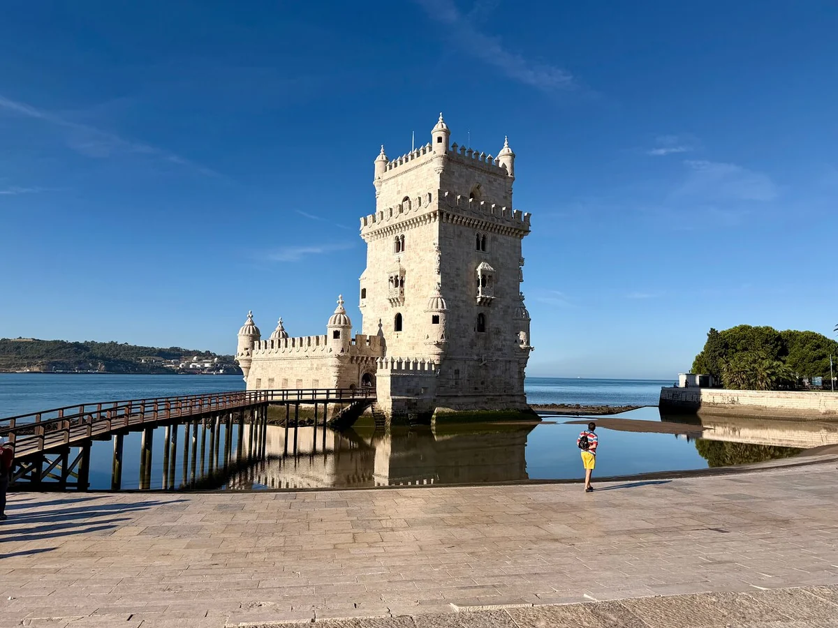 Der Turm von Belém, vom Ufer aus gesehen, mit dem Fluss dahinter