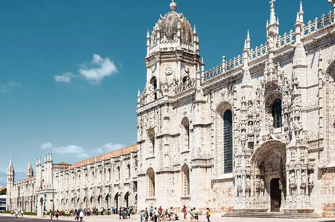 Die lange geschnitzte Kalksteinfassade des Mosteiro dos Jerónimos