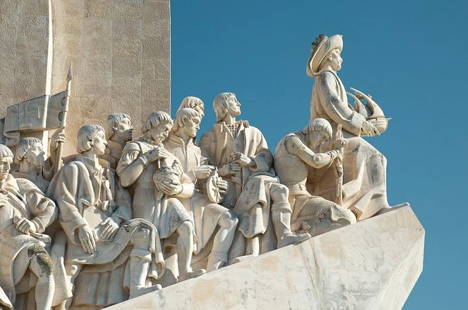 Steinfiguren am Padrão dos Descobrimentos