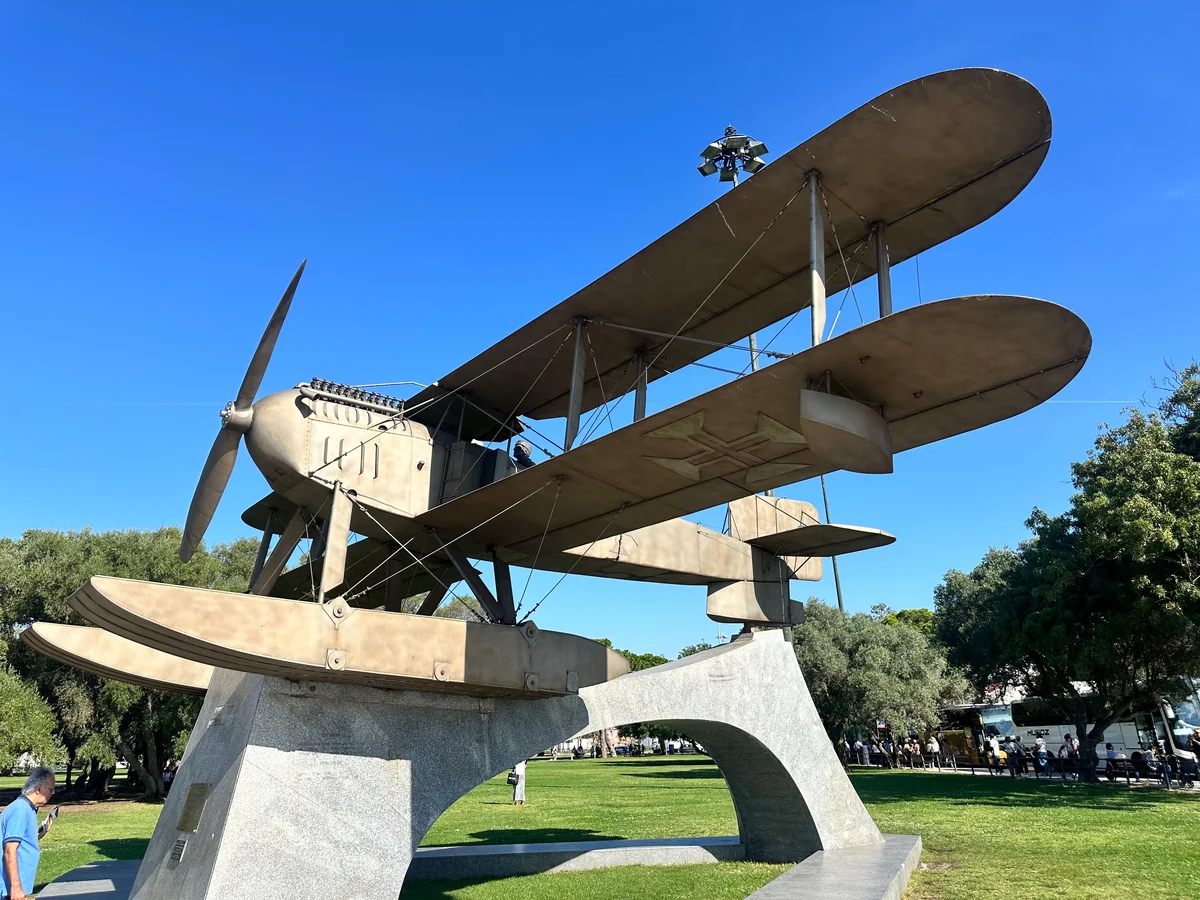 Das Wasserflugzeug-Denkmal Gago Coutinho am Ufer von Belém